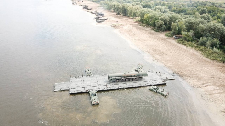 Xem công binh Nga lập cầu phao khổng lồ đưa tổ hợp tên lửa Yars vượt sông Oka